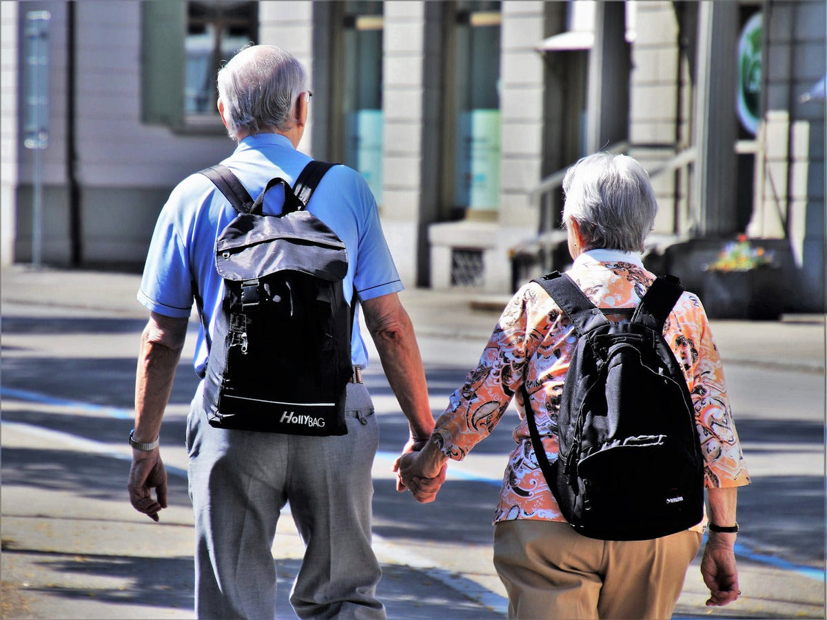 Personas mayores, ancianos, personas caminando en una ciudad